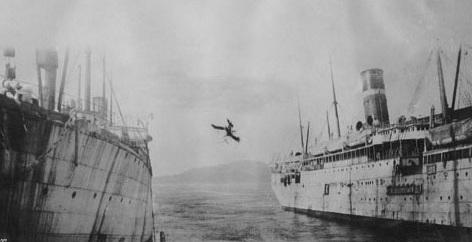 Lincoln Beachey falls to his death at the World's Fair, San Francisco